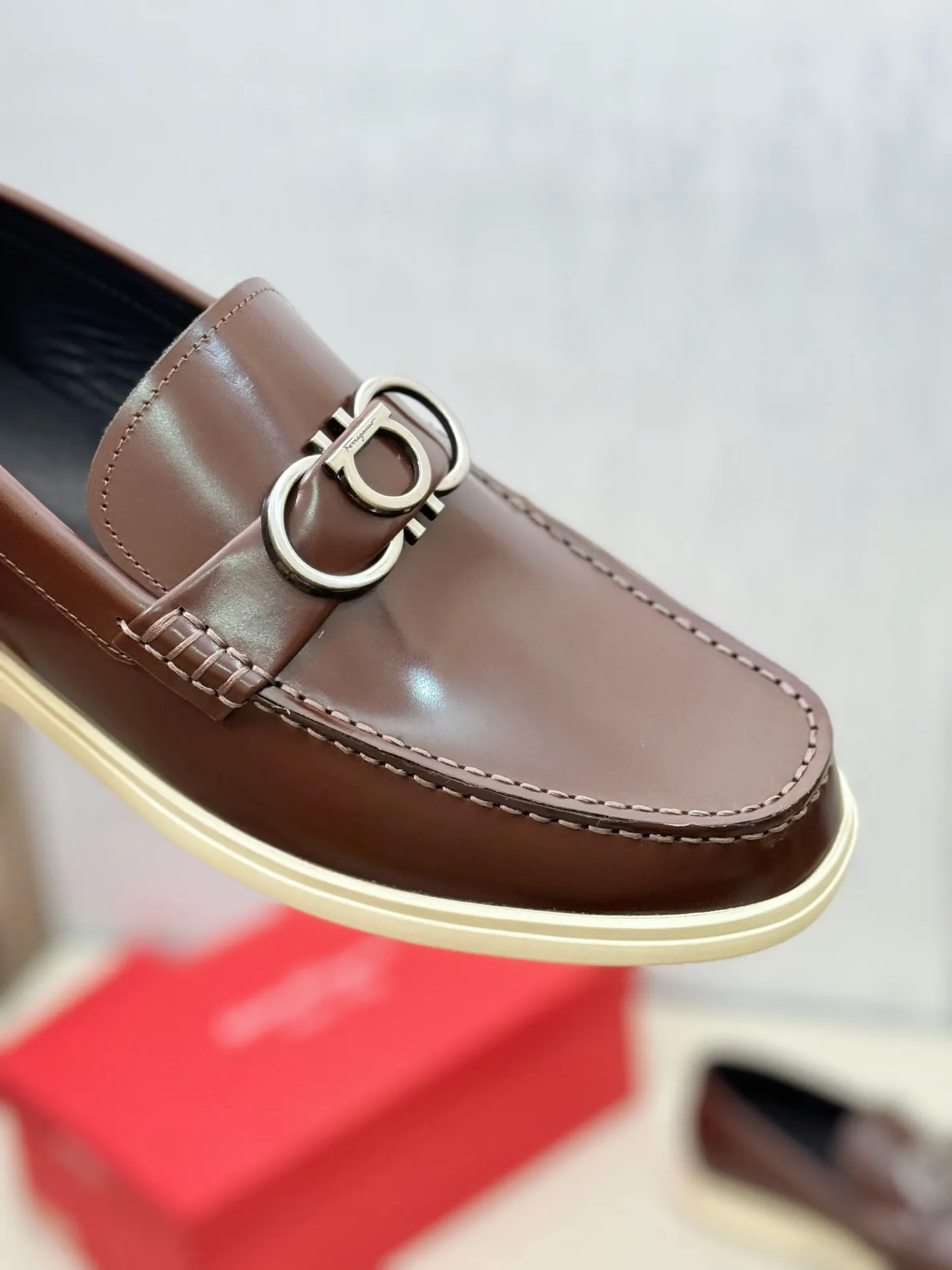 [Ferragamo] P: 580💰 Number of yards: 38~44 (45 orders are non-returnable) Ferragam's new men's driving shoes, the fabric is made of imported cowhide, with visible texture, heavy industrial stitching, dyed calfskin inside, standard logo cowhide feet, big-name experience, soft and comfortable on the feet, a men's favorite, special non-slip and wear-resistant rubber soles, easy to handle various occasions, with original box packaging!